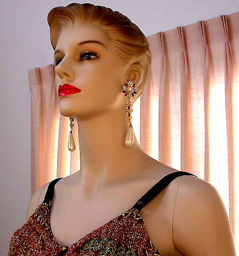 a beautiful VINTAGE COSTUME ESTATE ANTIQUE JEWELRY EARRINGS unsigned