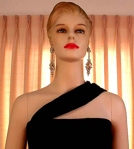 a beautiful VINTAGE COSTUME ESTATE ANTIQUE JEWELRY EARRINGS unsigned