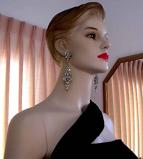 a beautiful VINTAGE COSTUME ESTATE ANTIQUE JEWELRY EARRINGS unsigned