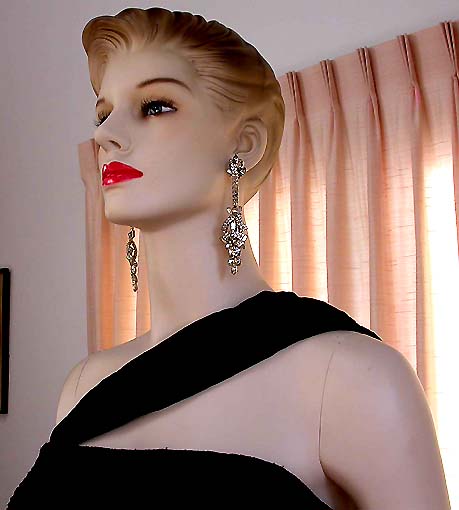 a beautiful VINTAGE COSTUME ESTATE ANTIQUE JEWELRY EARRINGS unsigned