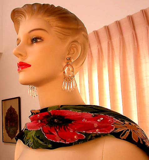 a beautiful VINTAGE COSTUME ESTATE ANTIQUE JEWELRY EARRINGS unsigned