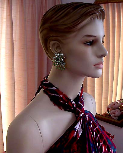a beautiful VINTAGE COSTUME ESTATE ANTIQUE JEWELRY EARRINGS unsigned