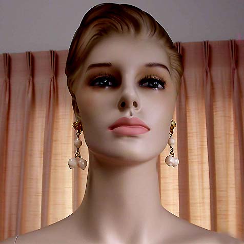a beautiful VINTAGE COSTUME ESTATE ANTIQUE JEWELRY EARRINGS unsigned