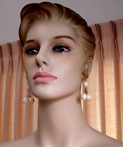 a beautiful VINTAGE COSTUME ESTATE ANTIQUE JEWELRY EARRINGS unsigned