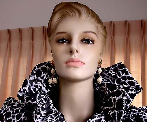 a beautiful VINTAGE COSTUME ESTATE ANTIQUE JEWELRY EARRINGS unsigned