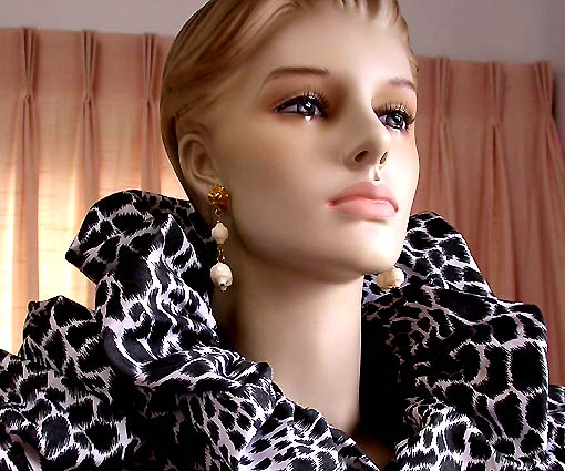 a beautiful VINTAGE COSTUME ESTATE ANTIQUE JEWELRY EARRINGS unsigned