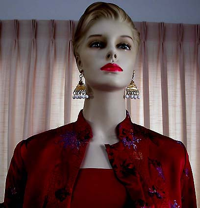 a beautiful VINTAGE COSTUME ESTATE ANTIQUE JEWELRY EARRINGS unsigned