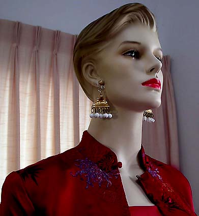 a beautiful VINTAGE COSTUME ESTATE ANTIQUE JEWELRY EARRINGS unsigned
