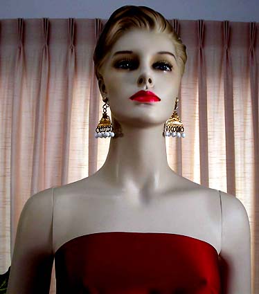a beautiful VINTAGE COSTUME ESTATE ANTIQUE JEWELRY EARRINGS unsigned