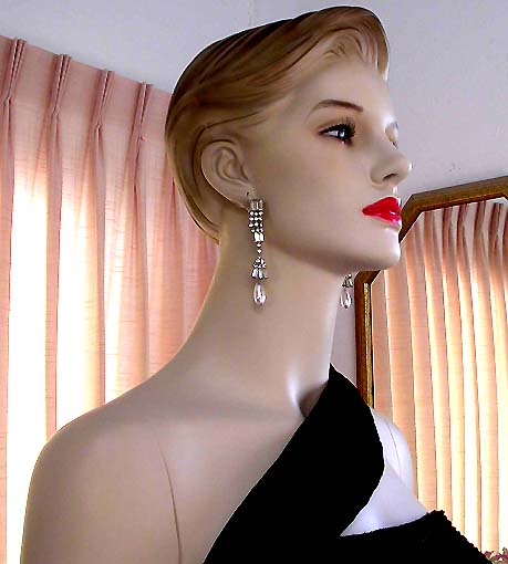 a beautiful VINTAGE COSTUME ESTATE ANTIQUE JEWELRY EARRINGS unsigned