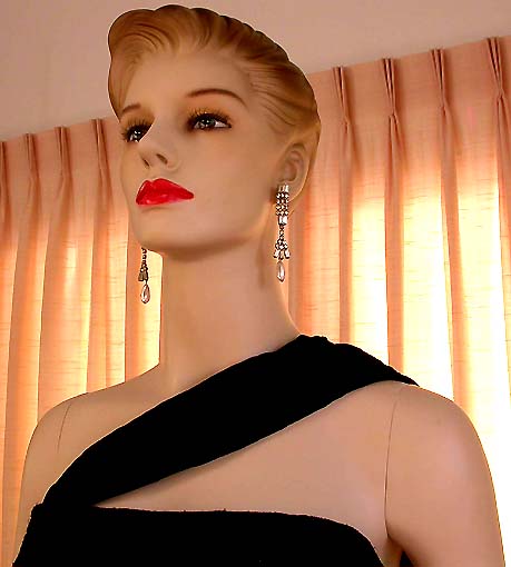 a beautiful VINTAGE COSTUME ESTATE ANTIQUE JEWELRY EARRINGS unsigned