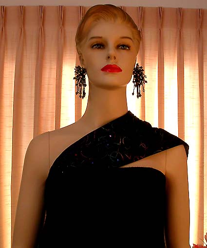 a beautiful VINTAGE COSTUME ESTATE ANTIQUE JEWELRY EARRINGS unsigned