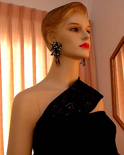 a beautiful VINTAGE COSTUME ESTATE ANTIQUE JEWELRY EARRINGS unsigned