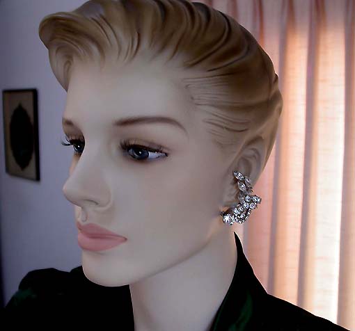 a beautiful VINTAGE COSTUME ESTATE ANTIQUE JEWELRY EARRINGS unsigned