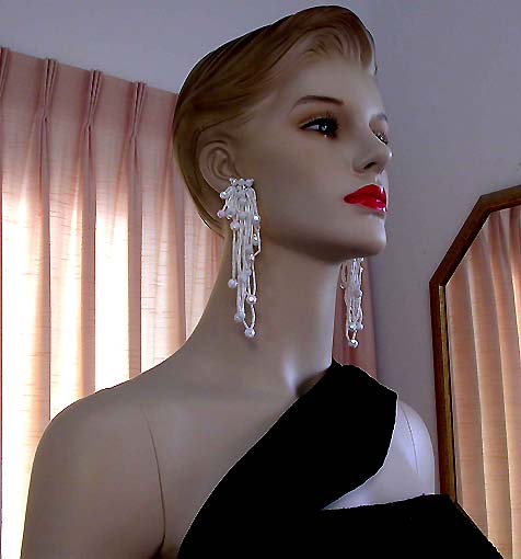 a beautiful VINTAGE COSTUME ESTATE ANTIQUE JEWELRY EARRINGS unsigned