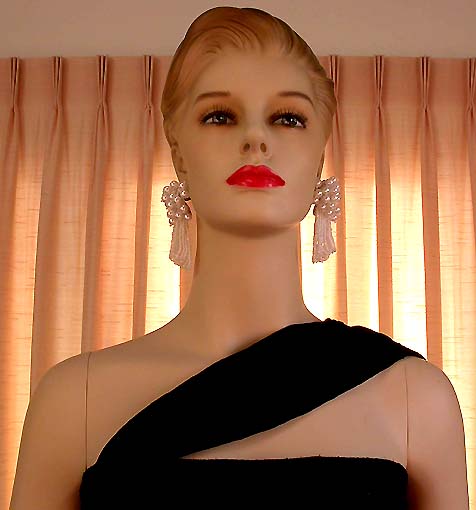 a beautiful VINTAGE COSTUME ESTATE ANTIQUE JEWELRY EARRINGS unsigned