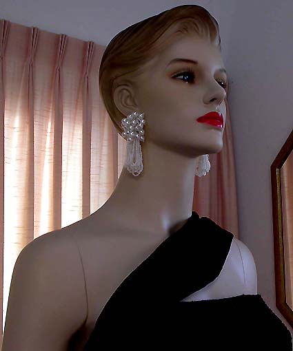 a beautiful VINTAGE COSTUME ESTATE ANTIQUE JEWELRY EARRINGS unsigned