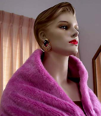 a beautiful VINTAGE COSTUME ESTATE ANTIQUE JEWELRY EARRINGS unsigned