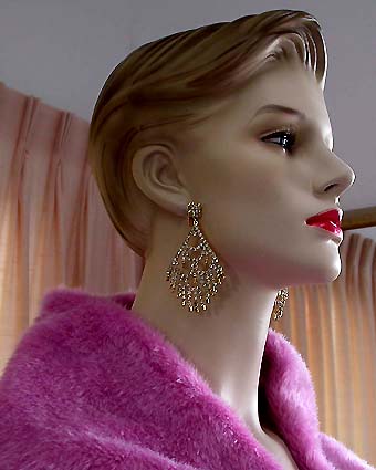 a beautiful VINTAGE COSTUME ESTATE ANTIQUE JEWELRY EARRINGS unsigned