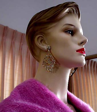 a beautiful VINTAGE COSTUME ESTATE ANTIQUE JEWELRY EARRINGS unsigned