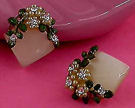 a beautiful VINTAGE COSTUME ESTATE ANTIQUE JEWELRY EARRINGS unsigned