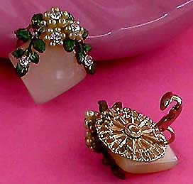 a beautiful VINTAGE COSTUME ESTATE ANTIQUE JEWELRY EARRINGS unsigned