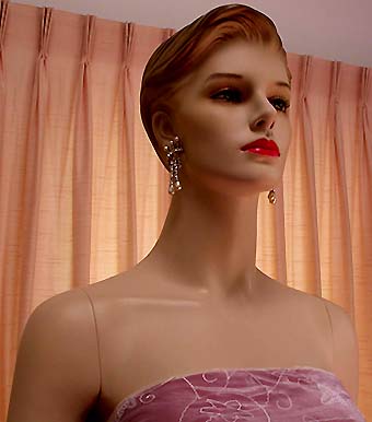 a beautiful VINTAGE COSTUME ESTATE ANTIQUE JEWELRY EARRINGS unsigned