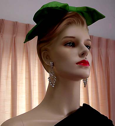 a beautiful VINTAGE COSTUME ESTATE ANTIQUE JEWELRY EARRINGS unsigned
