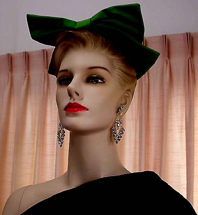 a beautiful VINTAGE COSTUME ESTATE ANTIQUE JEWELRY EARRINGS unsigned
