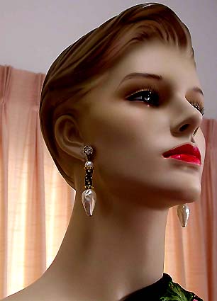 a beautiful VINTAGE COSTUME ESTATE ANTIQUE JEWELRY EARRINGS unsigned