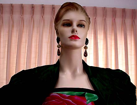 a beautiful VINTAGE COSTUME ESTATE ANTIQUE JEWELRY EARRINGS unsigned
