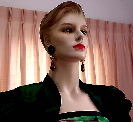 a beautiful VINTAGE COSTUME ESTATE ANTIQUE JEWELRY EARRINGS unsigned