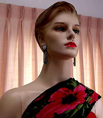 a beautiful VINTAGE COSTUME ESTATE ANTIQUE JEWELRY EARRINGS unsigned