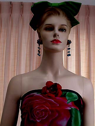 a beautiful VINTAGE COSTUME ESTATE ANTIQUE JEWELRY EARRINGS unsigned