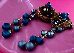 a beautiful VINTAGE COSTUME ESTATE ANTIQUE JEWELRY EARRINGS unsigned