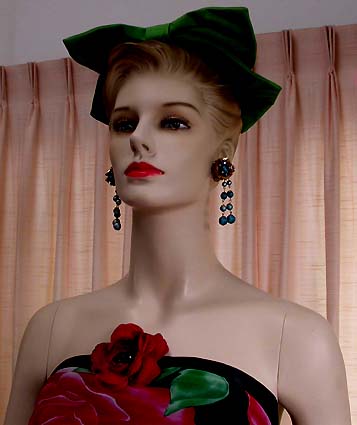a beautiful VINTAGE COSTUME ESTATE ANTIQUE JEWELRY EARRINGS unsigned