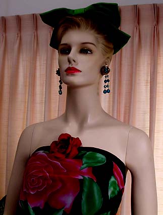 a beautiful VINTAGE COSTUME ESTATE ANTIQUE JEWELRY EARRINGS unsigned
