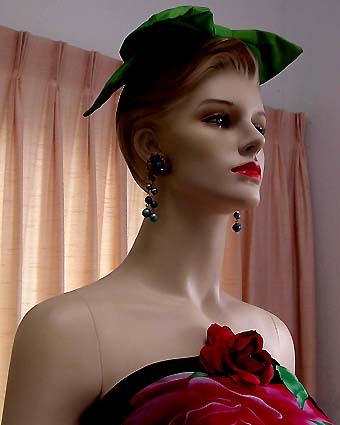a beautiful VINTAGE COSTUME ESTATE ANTIQUE JEWELRY EARRINGS unsigned