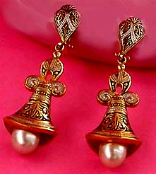 a beautiful VINTAGE COSTUME ESTATE ANTIQUE JEWELRY EARRINGS unsigned
