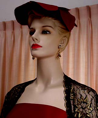 a beautiful VINTAGE COSTUME ESTATE ANTIQUE JEWELRY EARRINGS unsigned