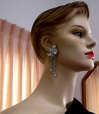 a beautiful VINTAGE COSTUME ESTATE ANTIQUE JEWELRY EARRINGS unsigned