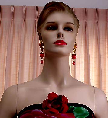 a beautiful VINTAGE COSTUME ESTATE ANTIQUE JEWELRY EARRINGS unsigned