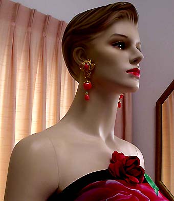 a beautiful VINTAGE COSTUME ESTATE ANTIQUE JEWELRY EARRINGS unsigned