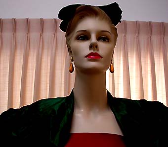 a beautiful VINTAGE COSTUME ESTATE ANTIQUE JEWELRY EARRINGS unsigned