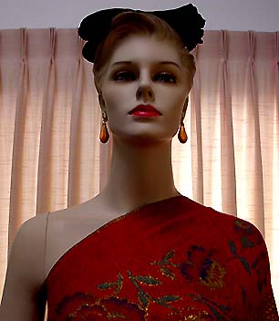 a beautiful VINTAGE COSTUME ESTATE ANTIQUE JEWELRY EARRINGS unsigned