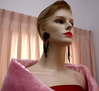 a beautiful VINTAGE COSTUME ESTATE ANTIQUE JEWELRY EARRINGS unsigned