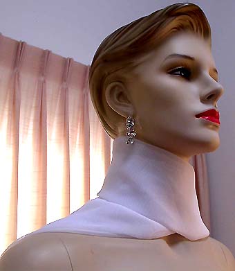 a beautiful VINTAGE COSTUME ESTATE ANTIQUE JEWELRY EARRINGS unsigned