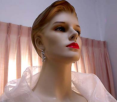 a beautiful VINTAGE COSTUME ESTATE ANTIQUE JEWELRY EARRINGS unsigned