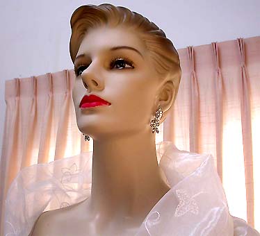 a beautiful VINTAGE COSTUME ESTATE ANTIQUE JEWELRY EARRINGS unsigned