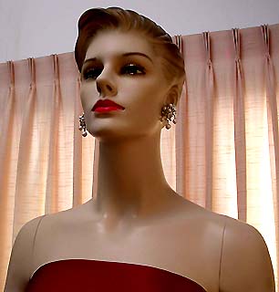 a beautiful VINTAGE COSTUME ESTATE ANTIQUE JEWELRY EARRINGS unsigned